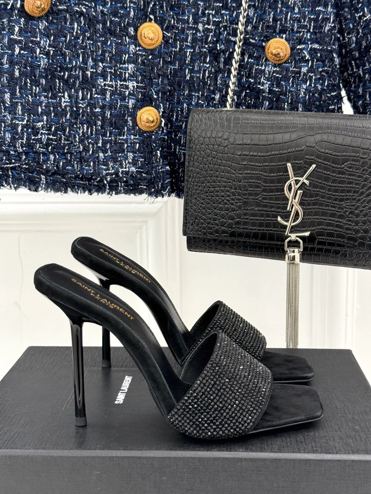 👟👟Ex-factory price 580👟👟Saint Lauren*YSL Saint Laurent classic spring and summer one-line rhinestone high-heeled slippers, rhinestone pearl heel high-heeled sandals, dazzling rhinestones, elegant age reduction, full of fairy princess atmosphere! The upper is made of original customized material, the inner pads are all grained sheepskin, and the outsole is imported genuine leather from Italy! Heel height: 10.5cm Size: 35-39 (34/40/41 customized)